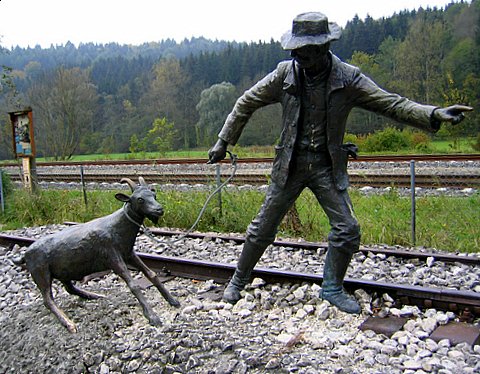 Bahnhof Durlesbach, Skulptur: Bauer mit Ziege