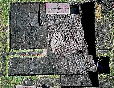 Glücksfall im Moor: Ein fast komplett erhaltener Hausfußboden. (Foto: Landesdenkmalmt Baden-Württemberg)